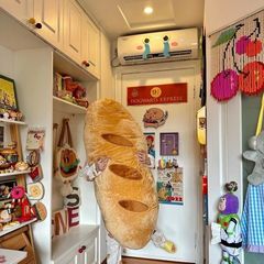 赤い本の同じタイプの奇妙なパンの棒は枕を抱いて寝ます。