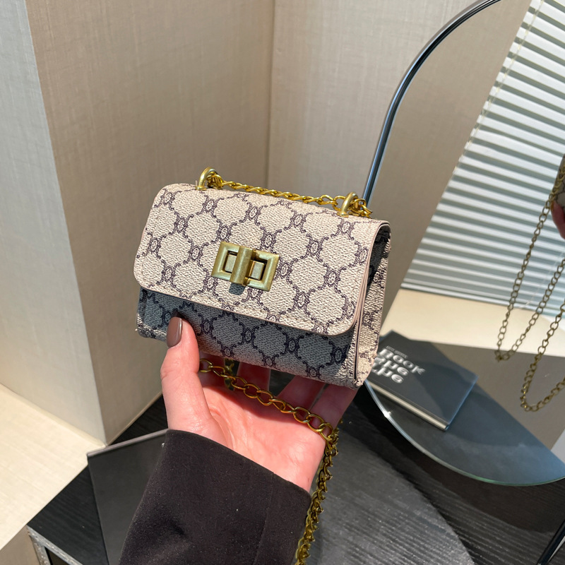 2024 New Style Monogram Chain Small Square Bag for Women, Fashionable and Versatile Shoulder Crossbody Bag, High-End Commuter Bag 2024 New Style Monogram Chain Small Square Bag for Women, Fashionable and Versatile Shoulder Crossbody Bag, High-End Commuter Bag