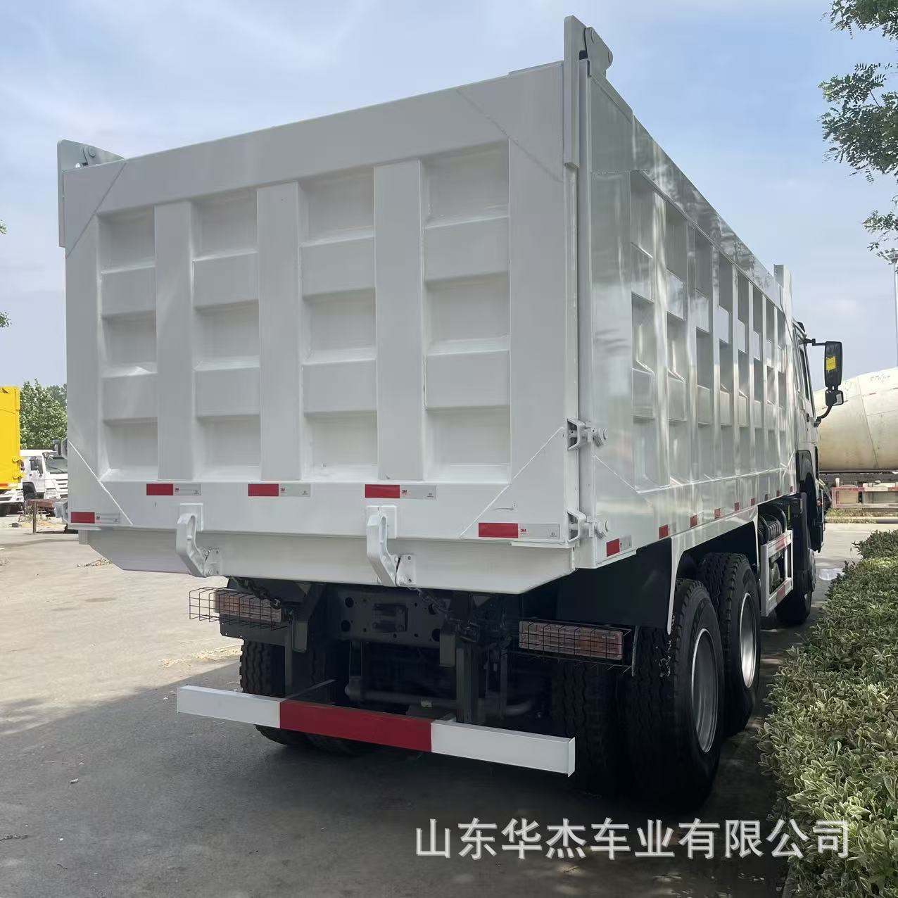 Export of HOWO engineering dump trucks with 371 horsepower, rear eight-wheel muck trucks, and front-four-rear-eight-wheel dump trucks for mining use