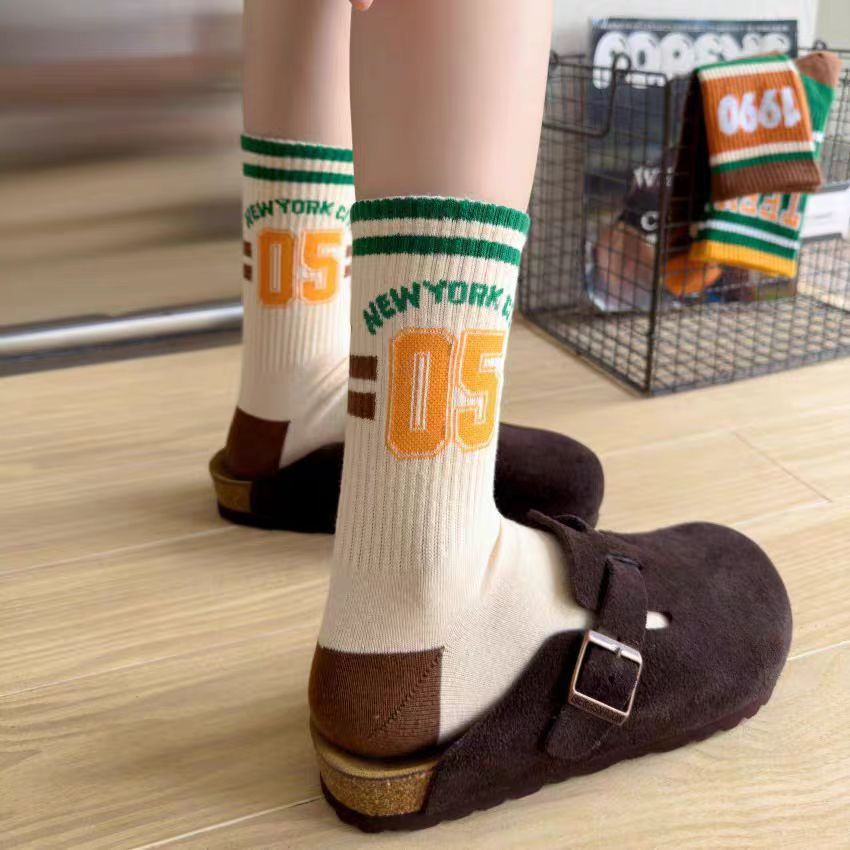 Calcetines retro americanos Calcetines de cuatro estaciones Calcetines de tubo a rayas Color de contraste Escuela británica Estilo Mori Calcetines con letras Pareja
