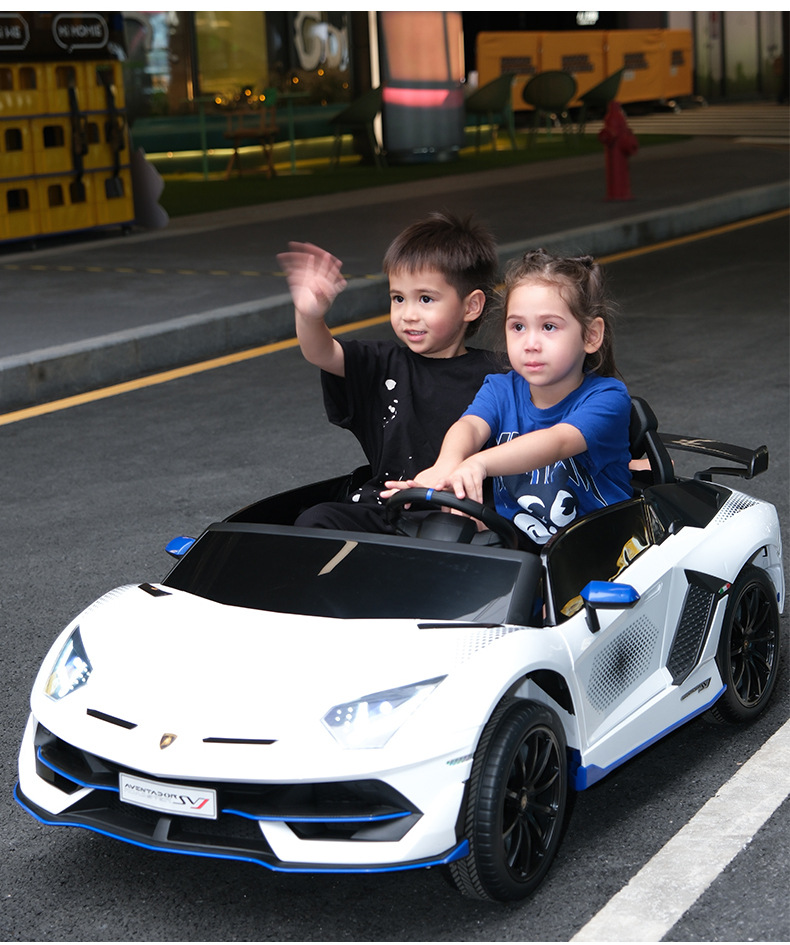 Coche eléctrico grande para niños Asiento de coche de control remoto de cuatro ruedas Coche deportivo de control remoto doble Coche de juguete recargable Rambo Swing