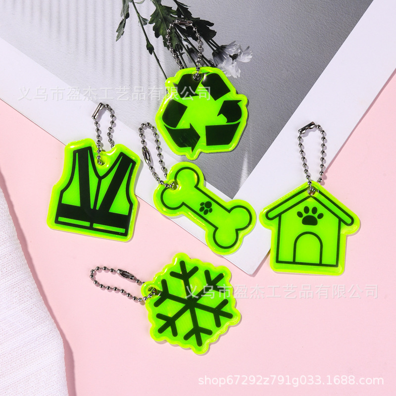 Transfronterizo nuevo llavero reflectante de advertencia nocturna de seguridad colgante de mochila hueso logotipo ecológico