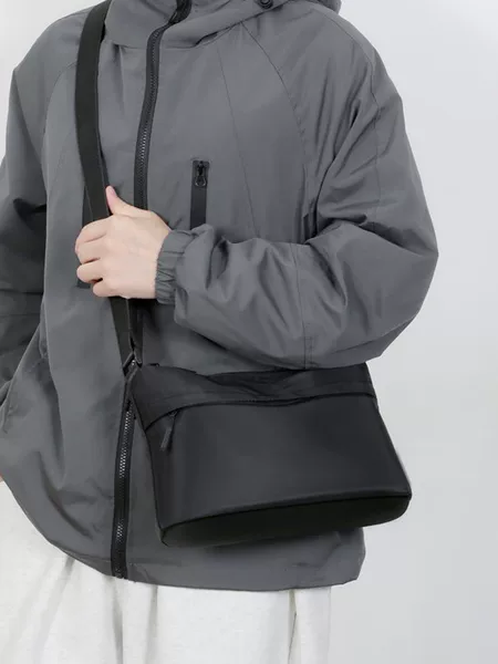 Cross-Border New Lightweight Nylon Men's Crossbody Bag, Casual and Fashionable Shoulder Bag, Portable Small Backpack for Men When Going Out