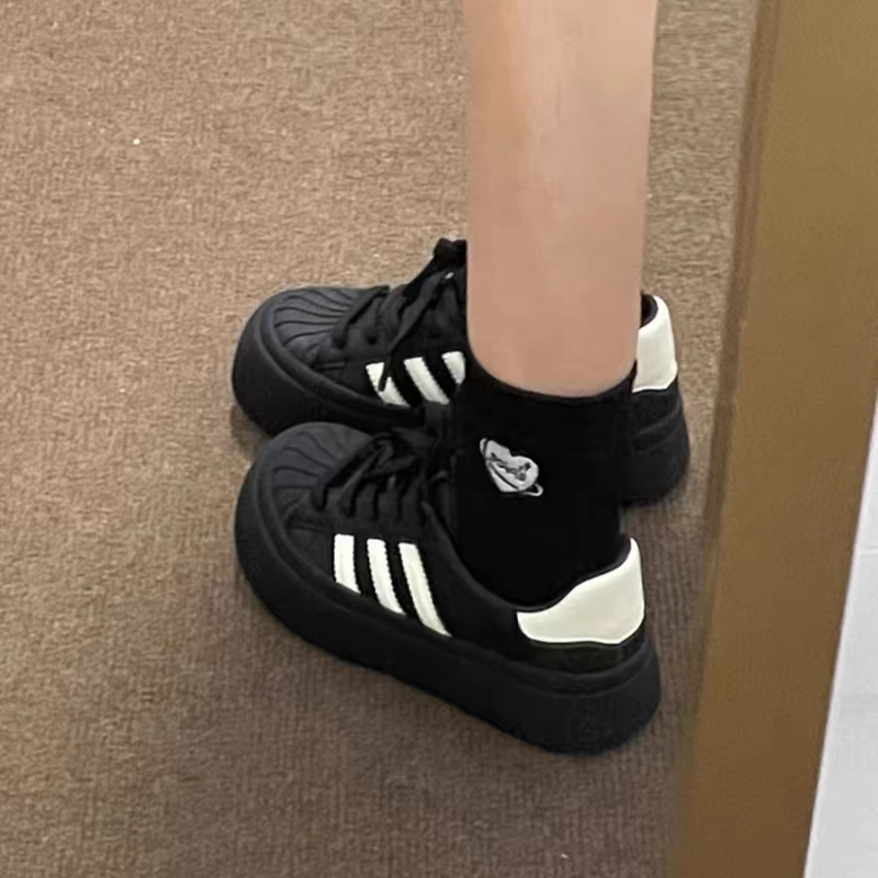 Zapatillas deportivas negras con puntera de goma para mujer, estilo nuevo otoño-invierno 2025, calzado deportivo casual de suela gruesa, zapatos de muñeca bonitos con alto valor estético.