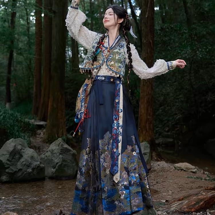 十三余小豆蔻儿[蛇沼鬼城-盗墓笔记联名] 马面裙套装新款汉服女秋|undefined