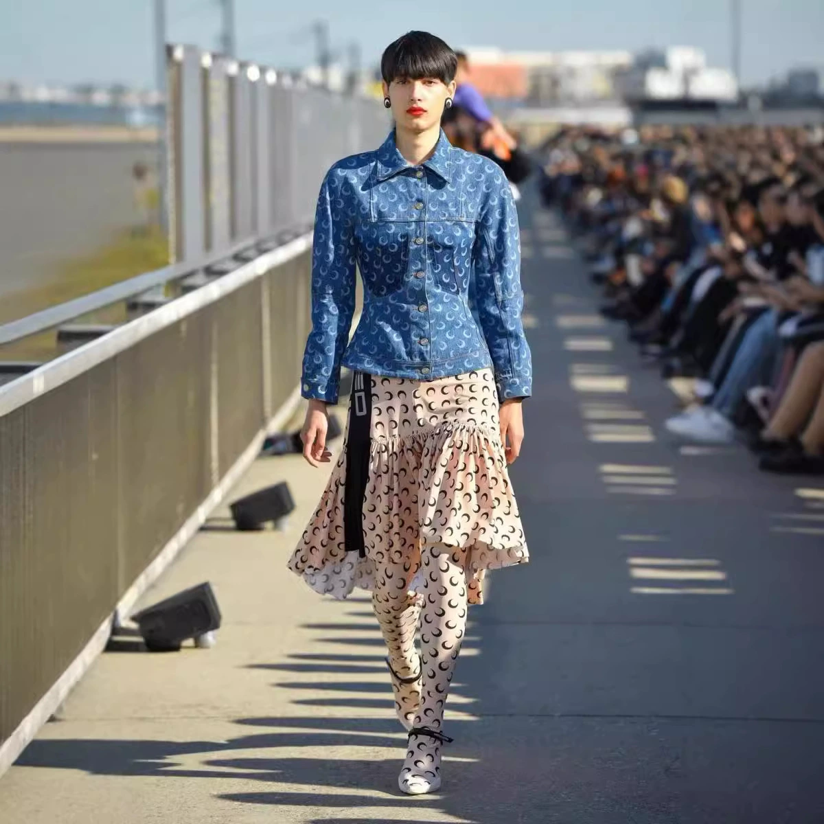 Короткая джинсовая куртка, европейский стиль, облегающий крой