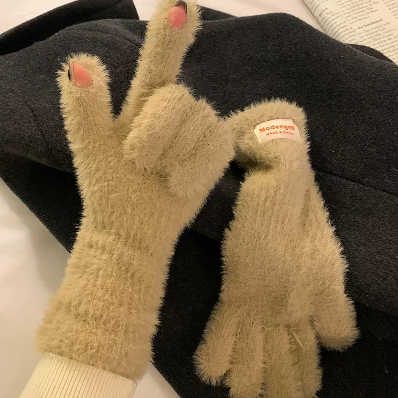 手袋の女性の冬のぬいぐるみの柔らかいモチモチはinsを指します。