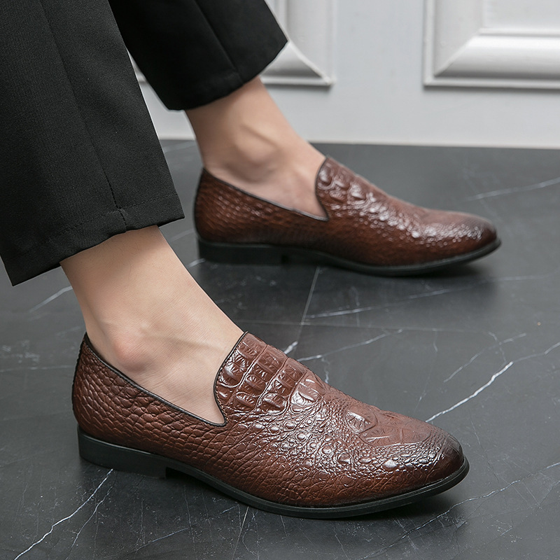 2024 comercio exterior zapatos de cuero de hombre de gran tamaño con estampado de cocodrilo estilo británico puntiagudo joven tendencia zapatos de cuero para hombres image 3