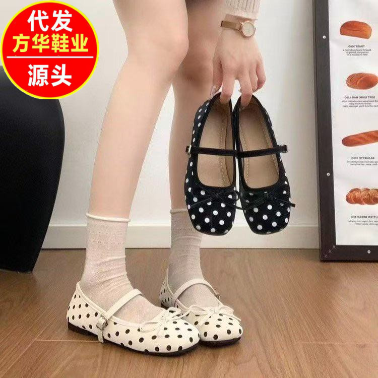 2026 verano nuevo arco de cabeza cuadrada de color de punto nicho ligero de hebilla de una palabra zapatos de moda de mujer