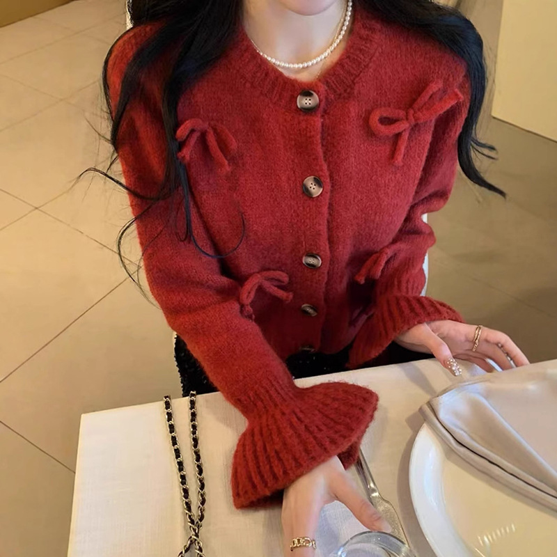 Red short knitted sweater with bow