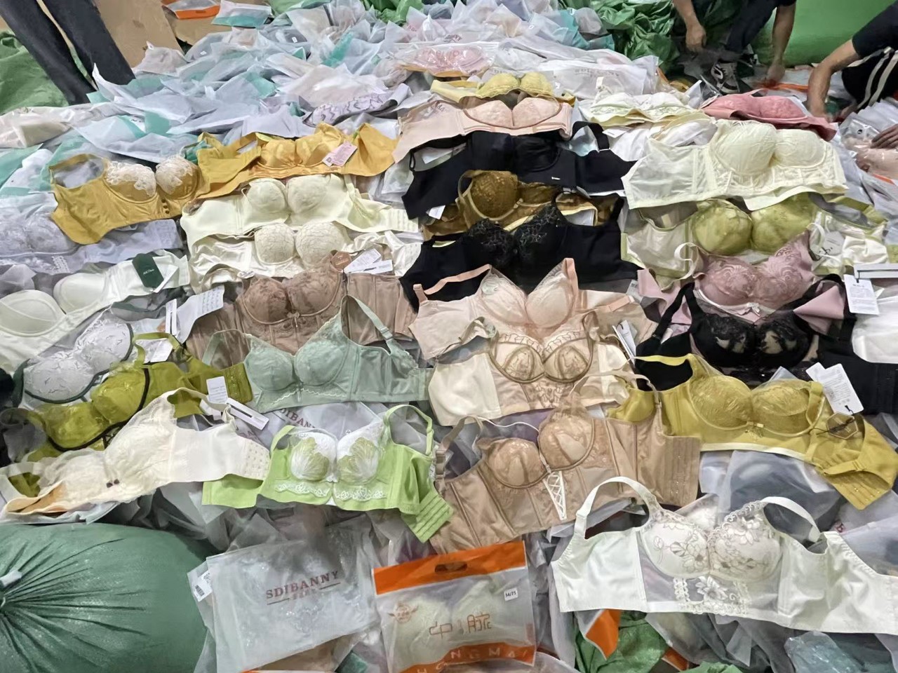 Transmisión en vivo estilo explosivo cine misceláneo tipo ajustable sin costuras encaje lifting soporte de leche sujetador de pecho superior