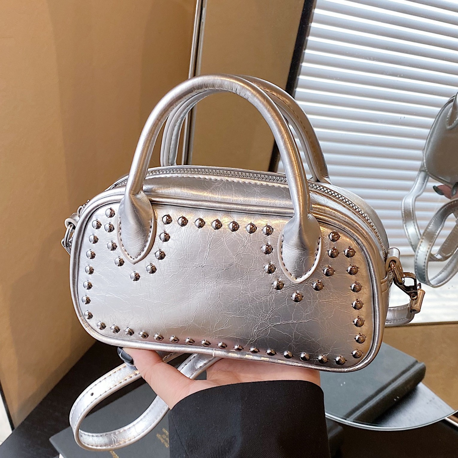 Transfronterizos de alta calidad remaches bolsos para mujeres 2025 nuevo ocio versátil mochila de moda bolsos de mano