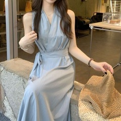 女性用フレンチVネックプリーツノースリーブドレス、夏の高級ストラップウエストベストドレス、レトロAラインスカート