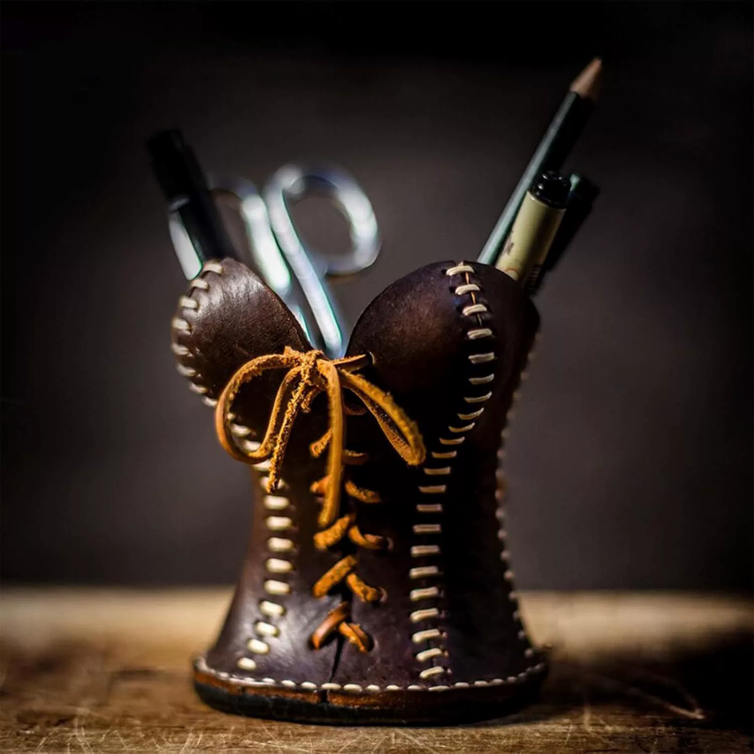 [Corset pencil cup leather ] translated to Russian should be an accurate translation of the input element, keeping format if possible. However, the input contains mixed Chinese and English and brackets. We should translate to Russian while retaining meaning: It seems to be a product: Corset pencil cup leather?