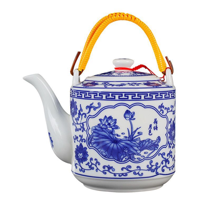 年轻人泡茶壶