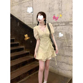 甜妹专属!!!【显白心机】黄色茶歇碎花泡泡袖连衣裙女夏季V领短裙