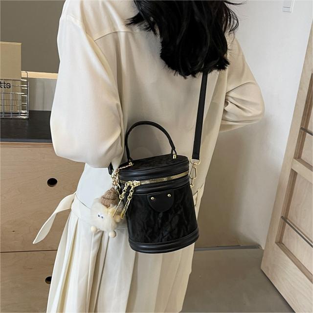 Bolso de mano popular de este año, bolso de mano para mujeres, verano 2024 nuevo estilo simple, bolso de hombro universal, bolso de cubo de tendencia explosiva.