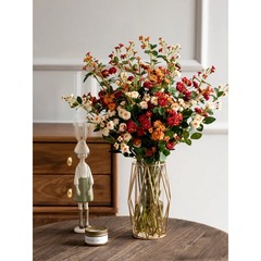 一本の多頭の小さな薔薇は花北欧の花の花束を模倣している客間の食卓に花芸を飾って花の装飾を飾る