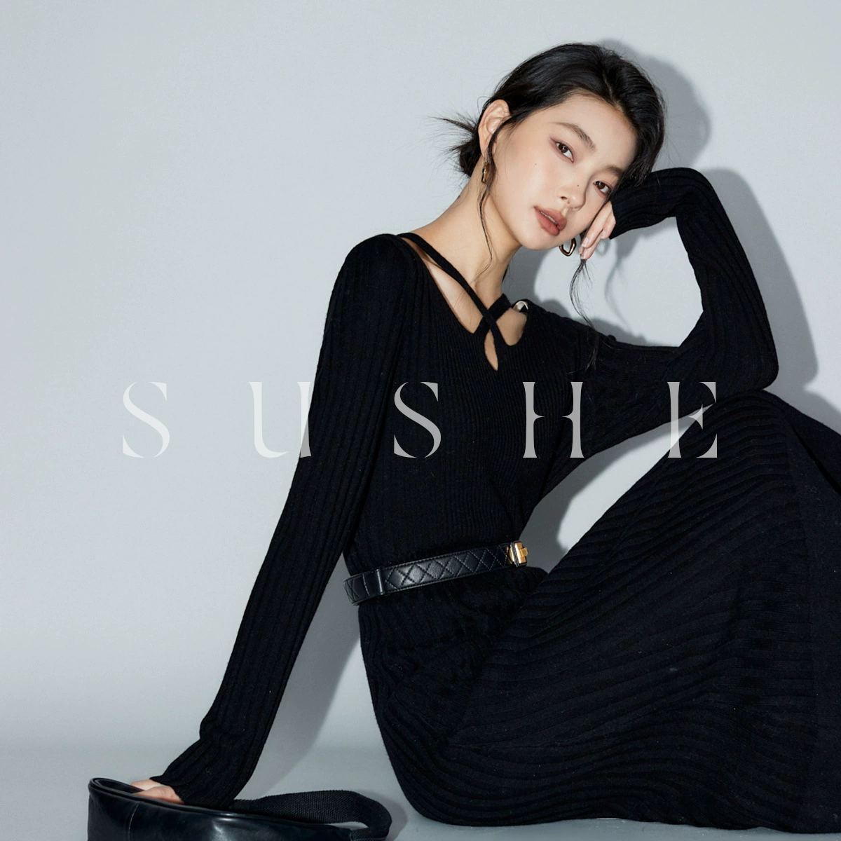 Женское трикотажное платье в гонконгском стиле, 2025, 100% овечья шерсть, черное, без давления на тело, с перекрестным дизайном, с эффектом утягивания талии, серое