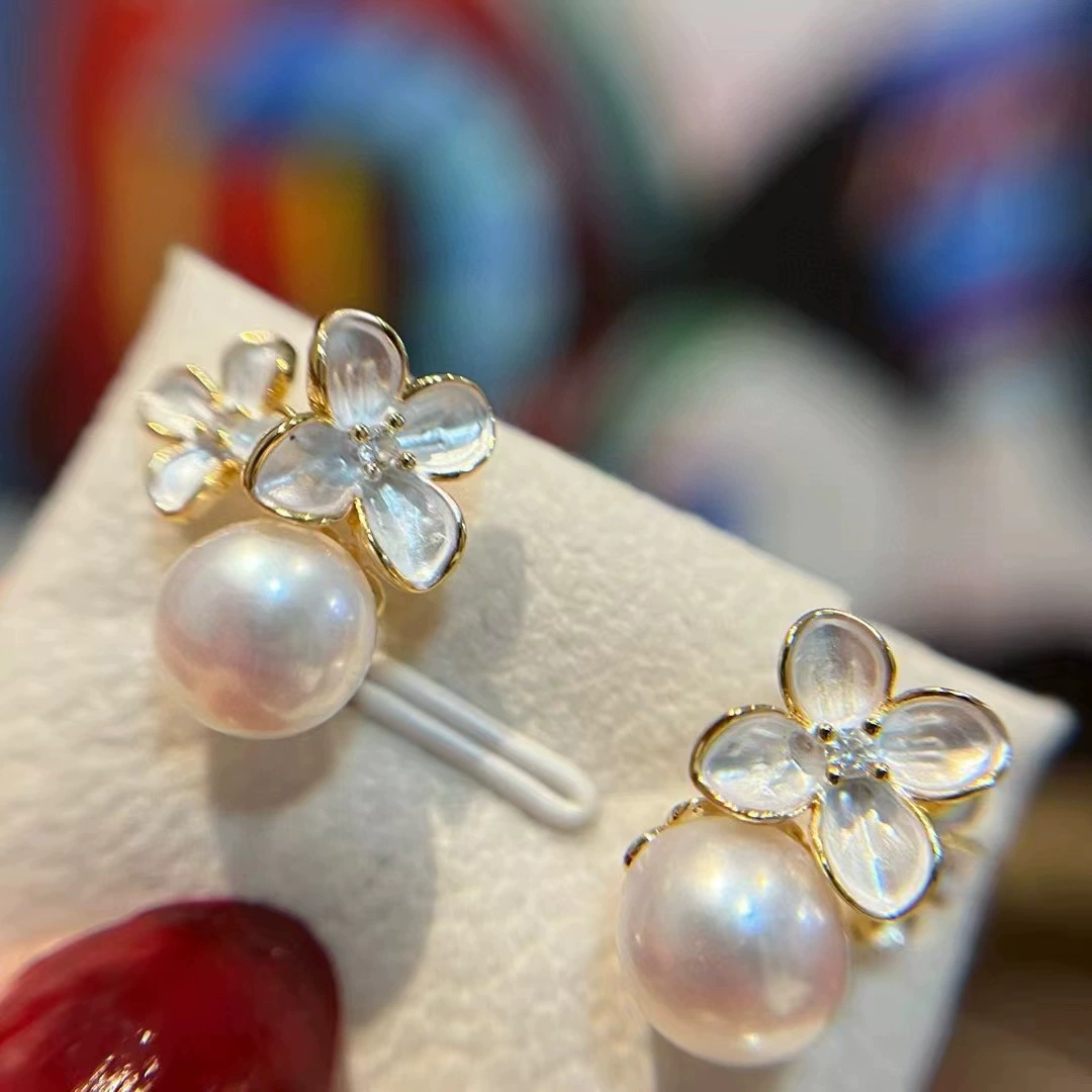 Серьги-гвоздики Dan Tao в пасторальном стиле с крупными и мелкими цветами, выполненные в технике масляной росписи, и натуральным пресноводным жемчугом.