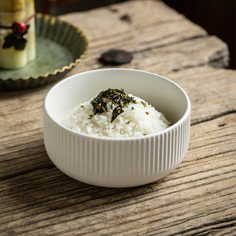 No elija el estilo, el cuenco de arroz blanco Dika, el cuenco de arroz simple de 4,5 pulgadas, el cuenco pequeño en relieve de cerámica, la exportación transfronteriza del hogar