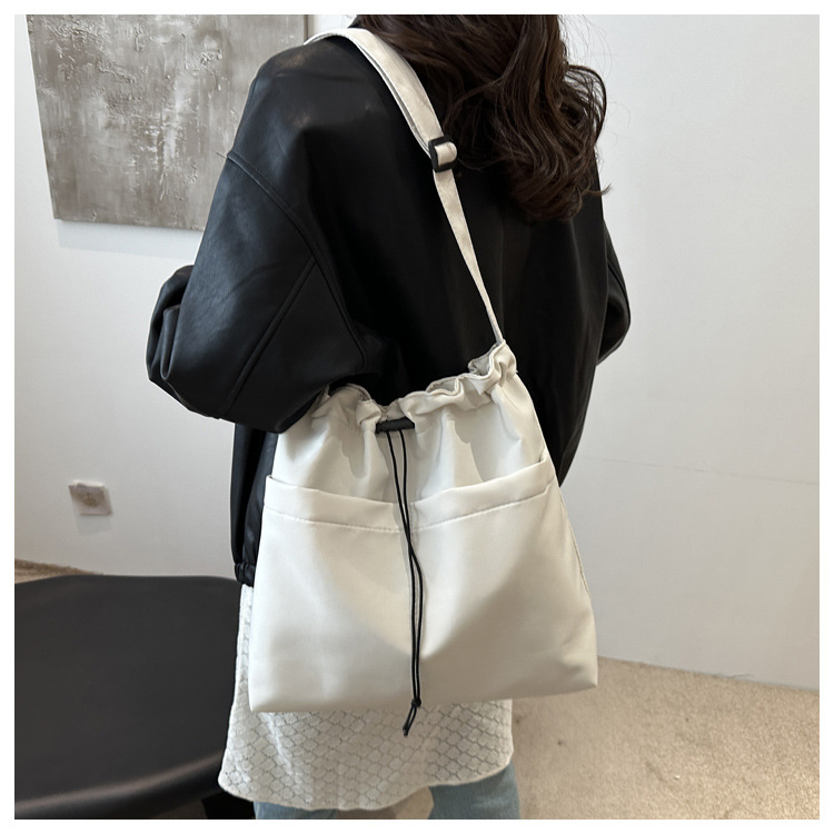 The popular autumn and winter bags for women in 2024: large-capacity crossbody bag, Tote commuter bag, single-shoulder bag, soft undefined