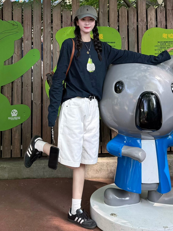Off-White Cropped Denim Shorts for Women, 2026 Summer New Style, High-Waisted, Wide-Leg, Slimming, Straight-Cut Mid-Length Pants