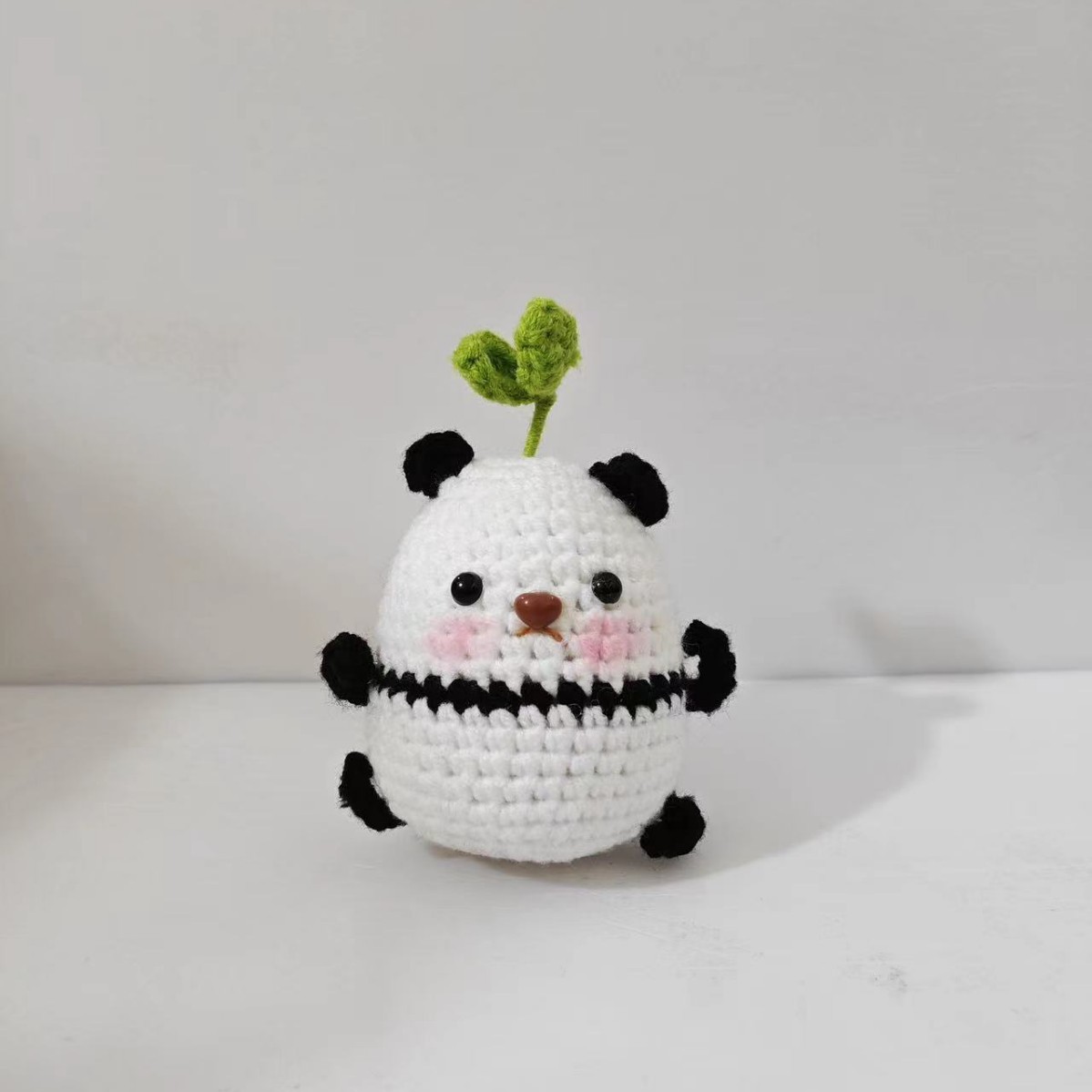 国境を越えてアマゾンの毛糸を販売している手作りのニット鉤織動物ペンギンは積極的に面白い減圧人形が座っている