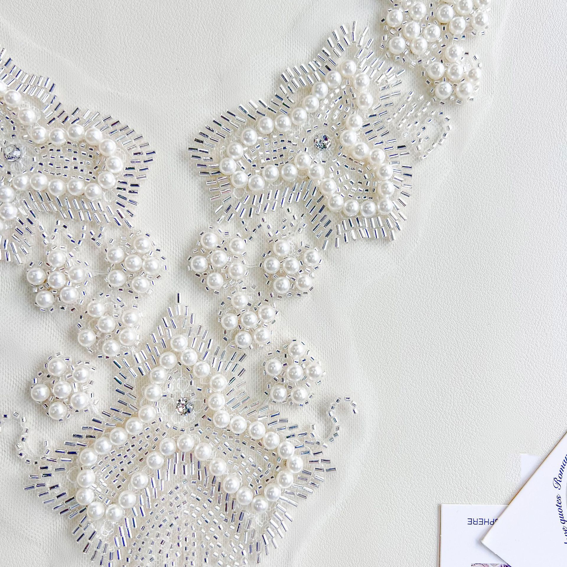 Fabricante al por mayor bordado perlas de malla blanca tela de encaje pegada collar delantero vestido de boda accesorios de decoración