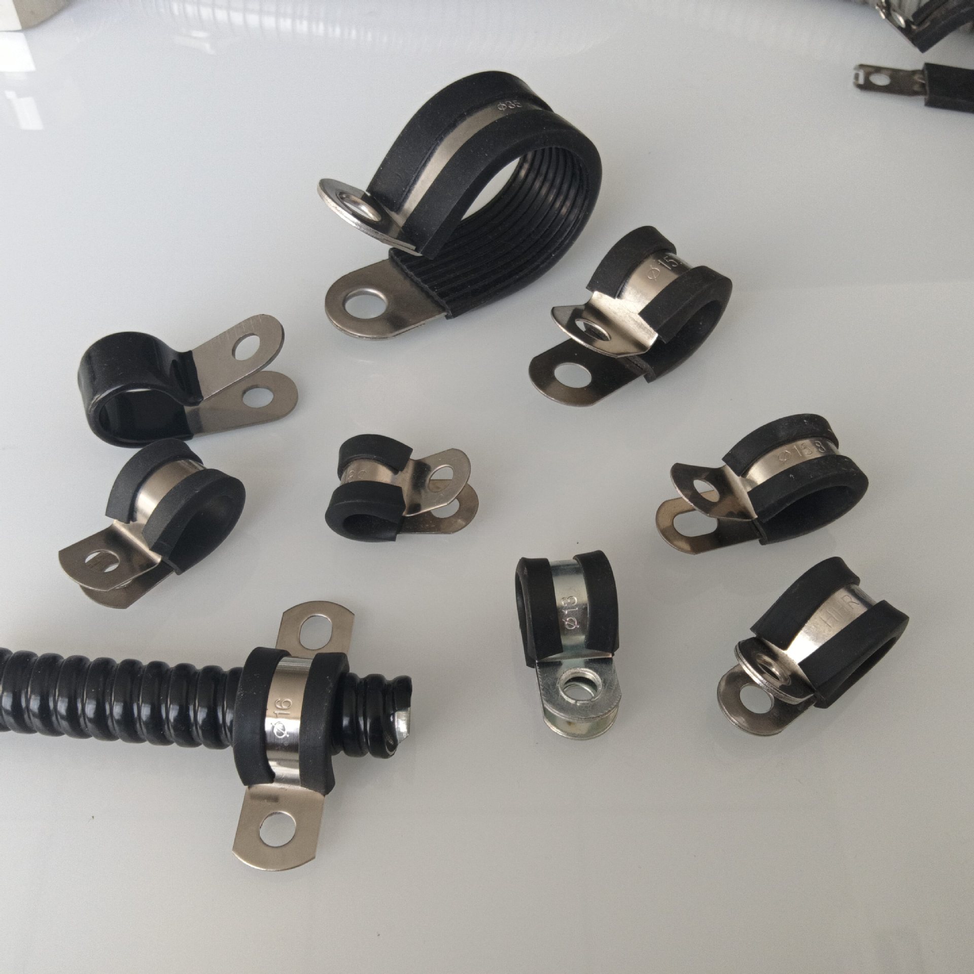 R型不锈钢连胶条卡箍供应 U型带胶骑马卡规格齐全 R型胶条卡