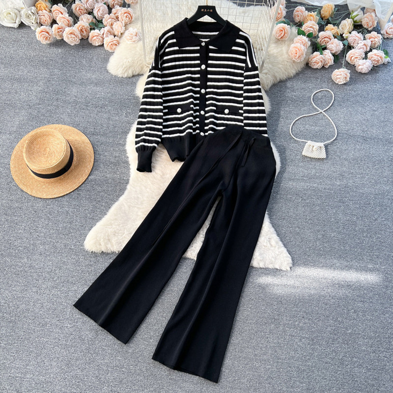 Stickat byxset för dam med hög krage och randigt mönster_voghion.com