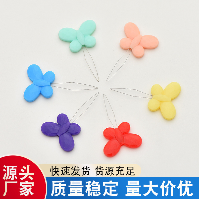 Herramienta de enhebrado de aguja de mariposa de color caramelo grande para costura