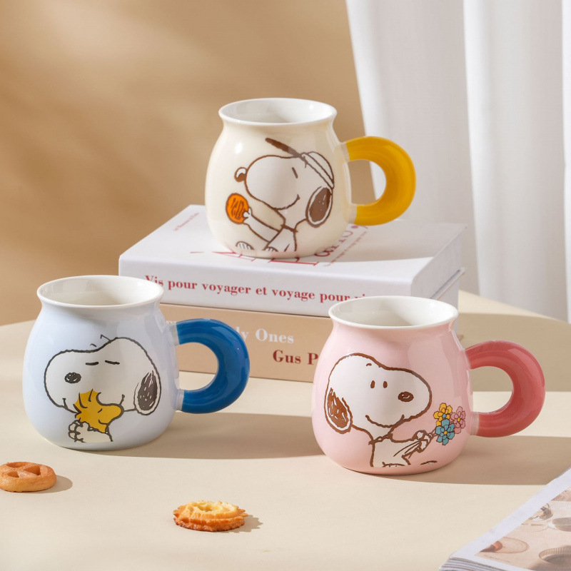 Auténtico Snoopy de alto valor facial, taza de agua de cerámica con taza de cerámica de oficina doméstica con taza de agua de tapa directa