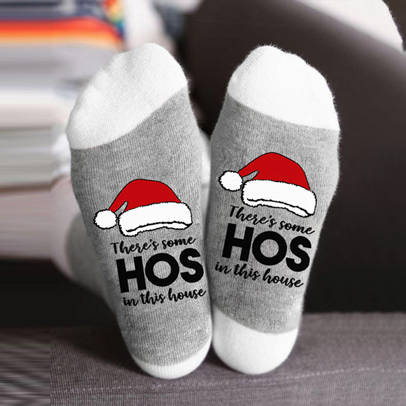 Calcetines navideños con letras de colores en contraste, estampado de muñeco de nieve, calcetines unisex de algodón con elementos navideños para comercio exterior.