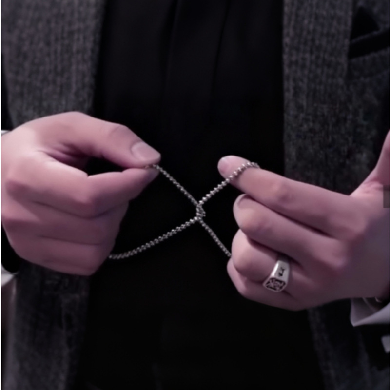 Bracelet Crossing Molecular Chains, Visualizing Molecular Chains, Rubber Band Threading, Close-Up Interaction, Magic Props Bracelet Crossing Molecular Chains, Visualizing Molecular Chains, Rubber Band Threading, Close-Up Interaction, Magic Props