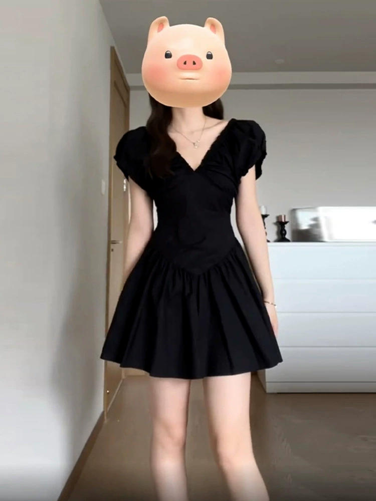 Миниатюрное черное платье с V-образным вырезом во французском стиле для женщин, лето 2025, новый нишевый дизайн, элегантное короткое платье принцессы.