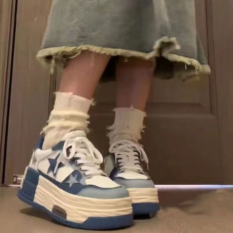 Estrellas de fondo grueso muffin zapatos de descanso para niños 2024 primavera y otoño nuevo hombre pequeño zapatos blancos de skate zapatos planos para mujeres