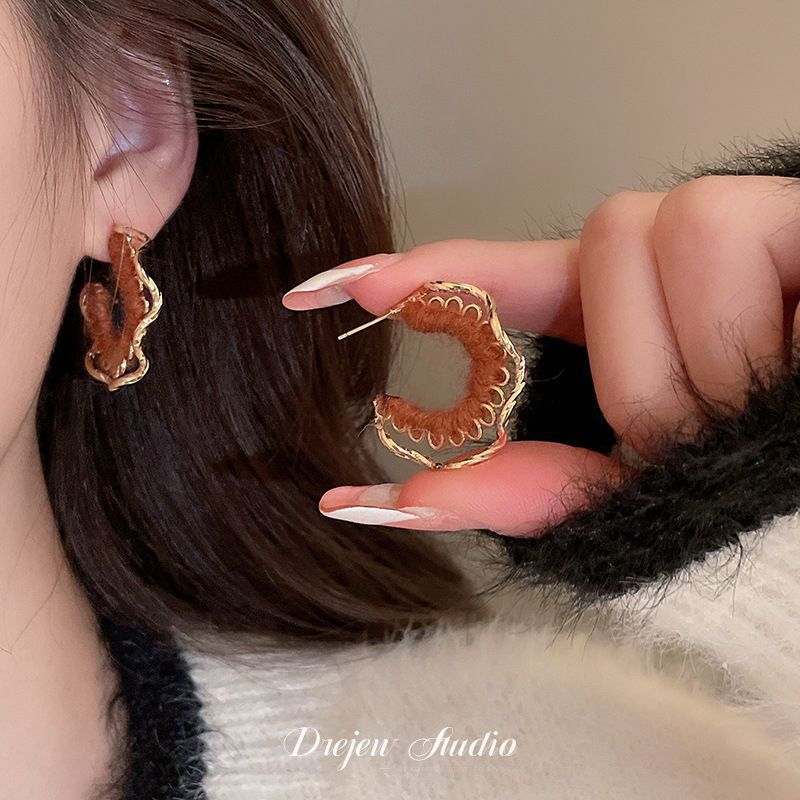 Pendientes de suministro de mercado nocturno de agujas de plata Pendientes de moda coreana en vivo Pendientes de estilo caliente Pendientes de lujo ligero Mujeres de alta gama