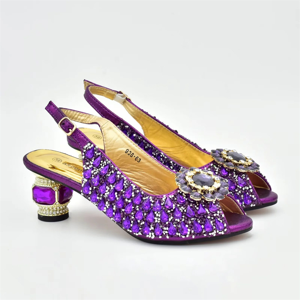 The party is paired with rhinestone round head fish mouth sandals and light hand bag set with large flash diamonds_voghion.com