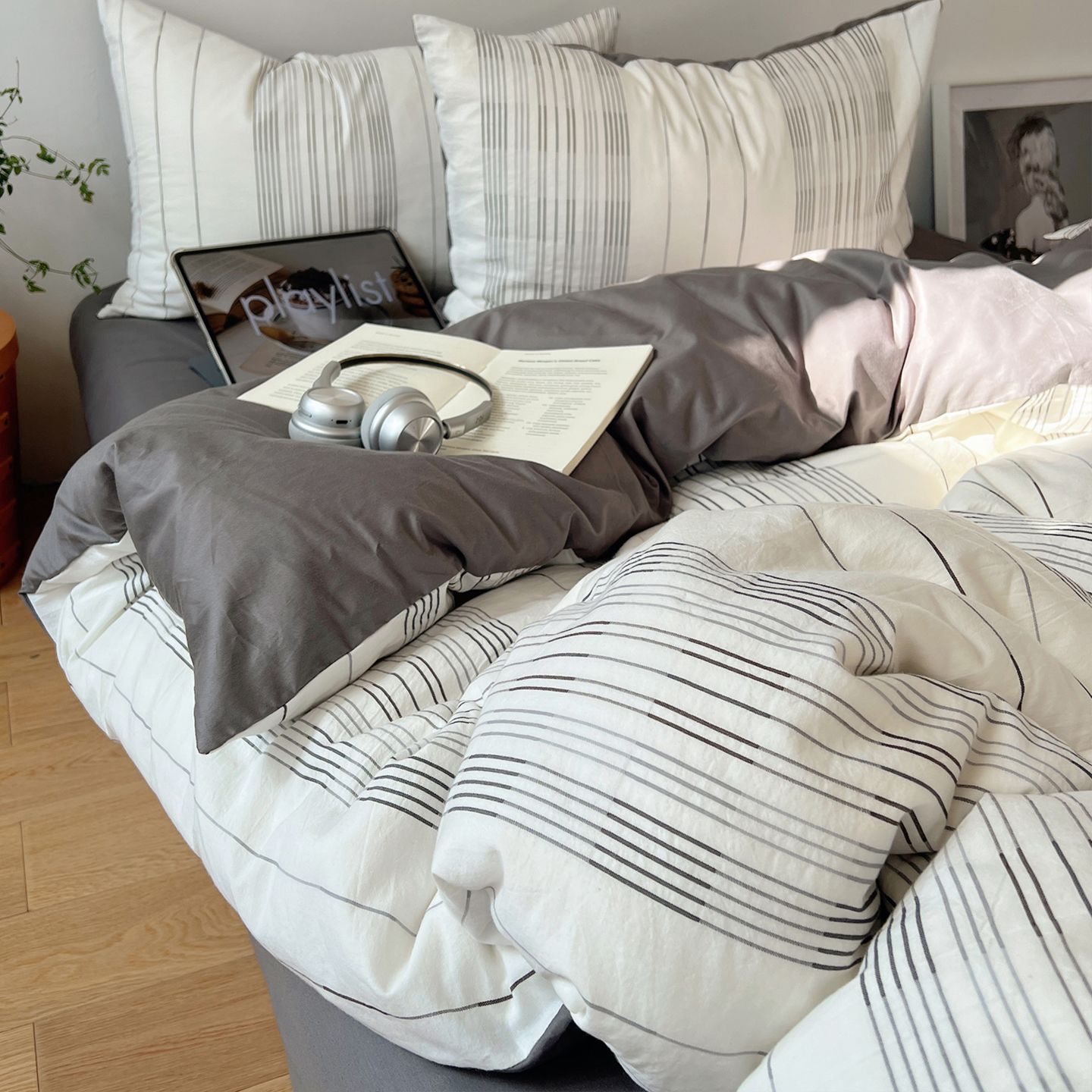 Set di biancheria da letto a quattro pezzi in puro cotone a righe, semplice ed elegante, con copripiumino in seta ghiaccio rinfrescante, lenzuolo e copripiumino interamente in cotone, disponibile nelle misure singola e matrimoniale._voghion.com
