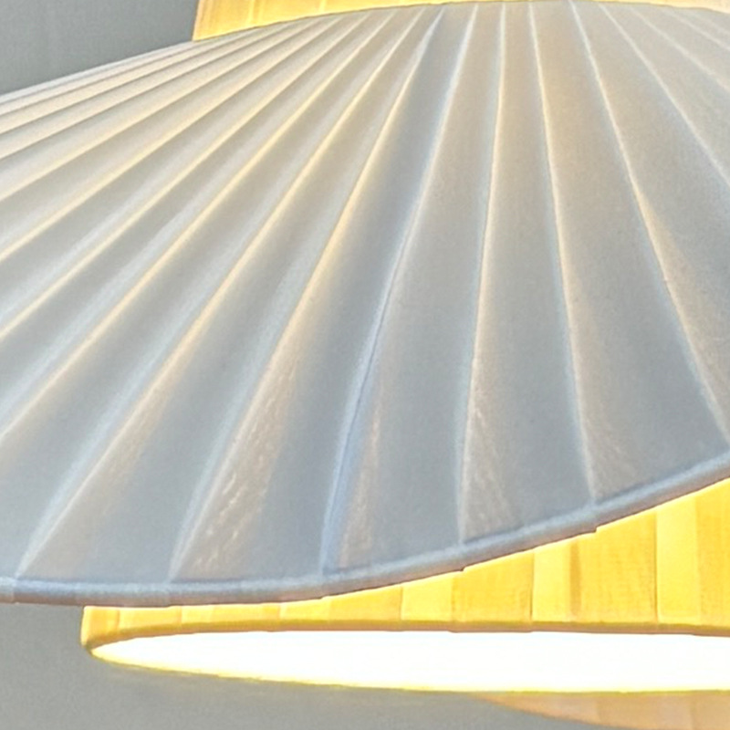 Lámpara de tela roja en línea Nórdica ins diseñador de arte de viento crema lámparas de dormitorio principal sensación de alto nivel de tela simple