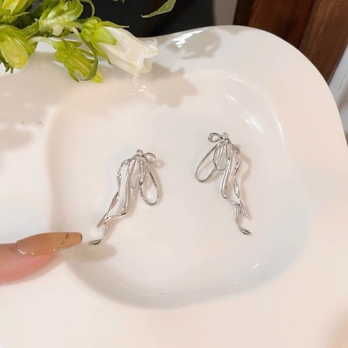 Japanese and Korean ins temperament irregular bow earrings fairy sweet cool metal earrings S925 silver needle earrings wholesale