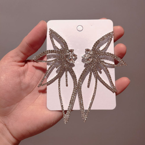 New European and American-style fashion earrings for women: bold, sparkling leaf-shaped flower drop earrings with a unique design.
