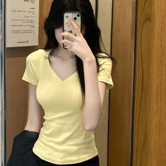 純綿の肩の半袖のtシャツの女性2025夏の婦人服の新型vネックの中に弾力性のある修身の底のシャツの上着を掛けます。