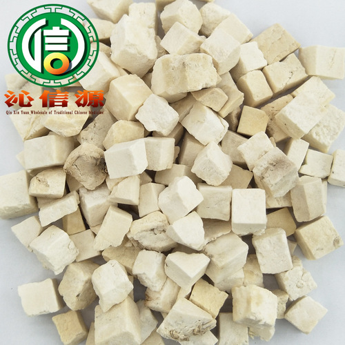 Poria diced good color 1kg bulk supply directly from the origin. The picture shows the sliced white Poria Yunlingqin Xinyuan Chinese herbal medicine.