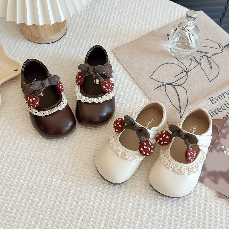 Zapatos de cuero de moda de niñas versátiles primavera y verano 2026 nuevos niños huecos zapatos de princesa de encaje zapatos de encaje