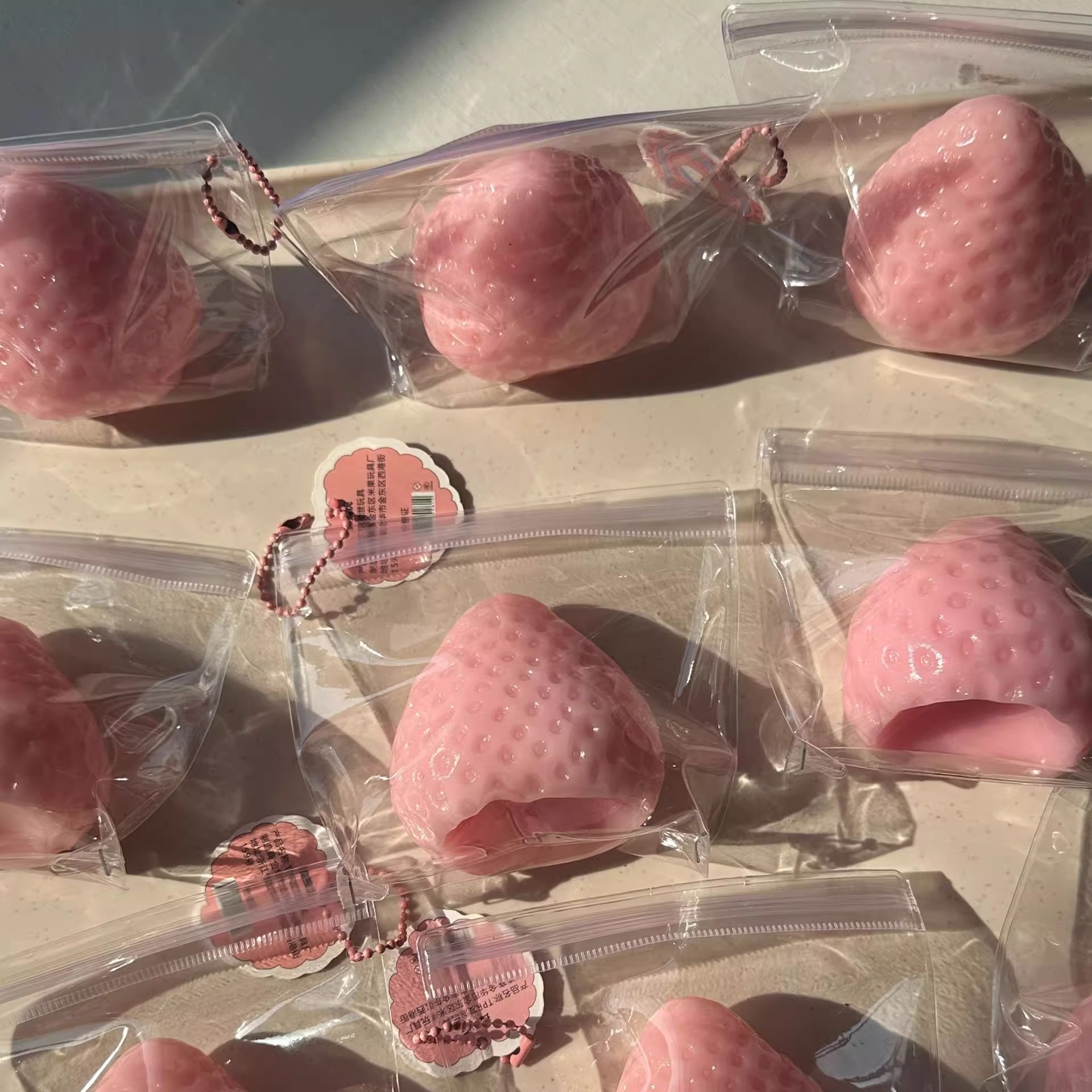 Juguete antiestrés de fresa, squishy popular en línea, dispositivo sólido para descompresión, imitación de silicona, textura squishy, venta al por mayor para puestos de mercado