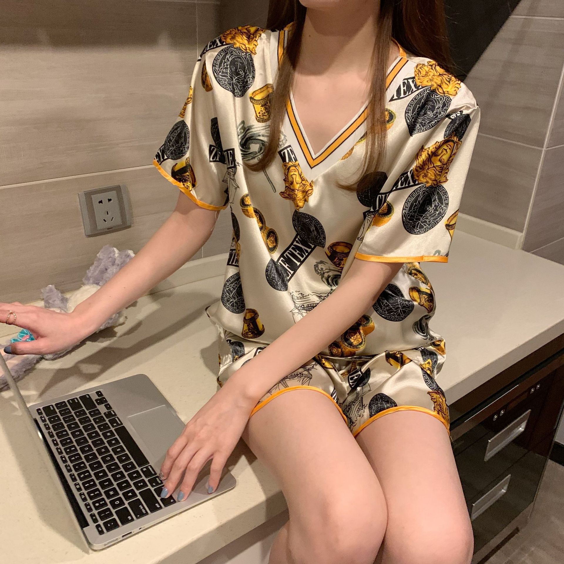 Pijamas de verano de las mujeres pantalones cortos de manga corta traje de seda de hielo delgado de las mujeres sexy con cuello en V pijamas de seda artificial desgaste del hogar de verano