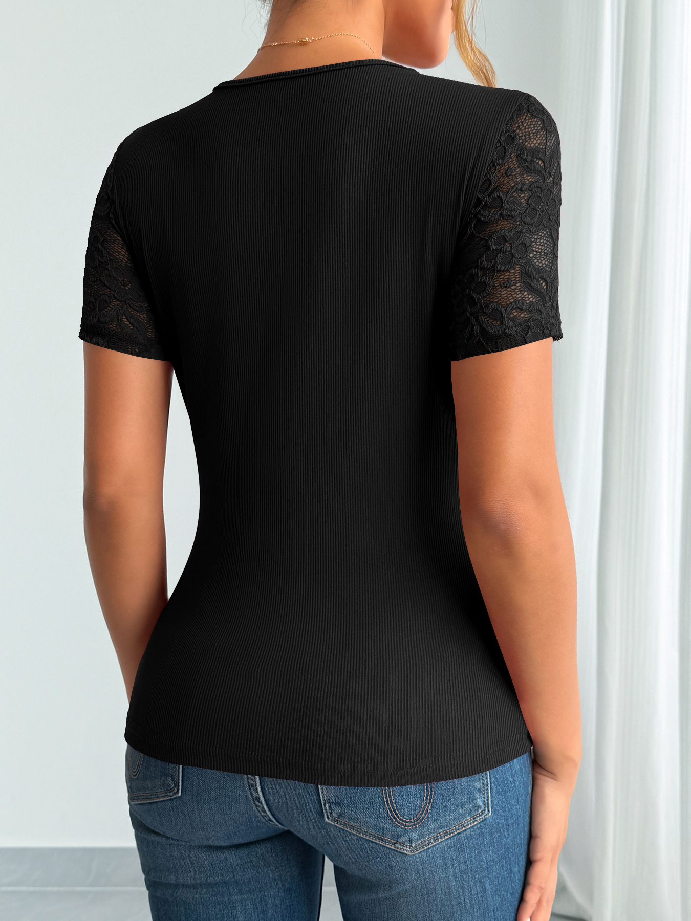 Elegante t-shirt da donna a maniche corte con dettagli in pizzo_voghion.com