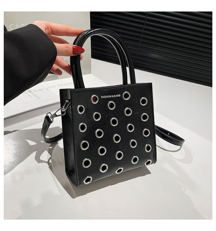 Bolsa punk europea y americana para mujeres 2026 nuevo retro remaches agujeros bolsos cuadrados de viaje ocio mochila de hombro